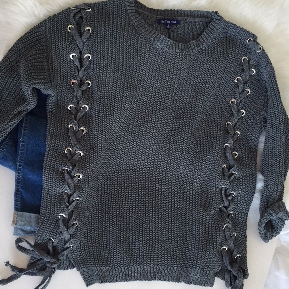 ❗️One Left ❗️NWT grey lace long sleeve sweater - Picture 2 of 8